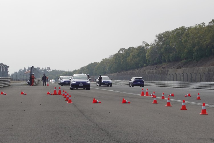 高速煞停轉向測試中,再次展現優越底盤調校的功力。
