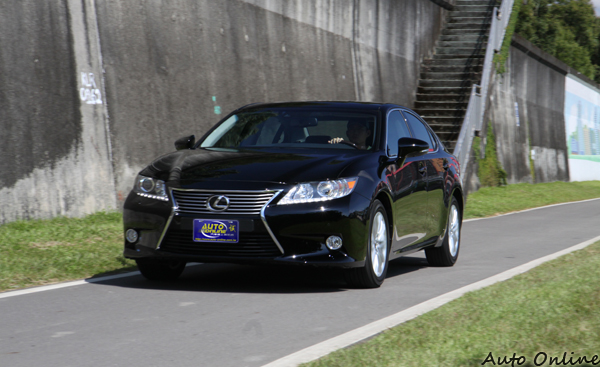 搭載6速ECT-i手自排系統讓車輛動力銜接相當順暢。