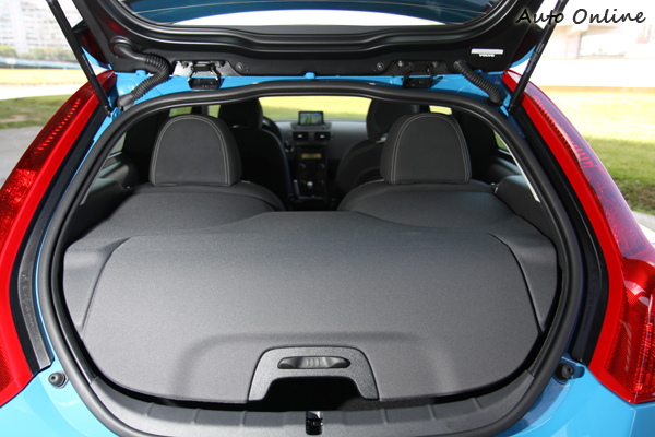 後行李箱空間其實不大,放進兩人份的行李其實就差不多滿了。