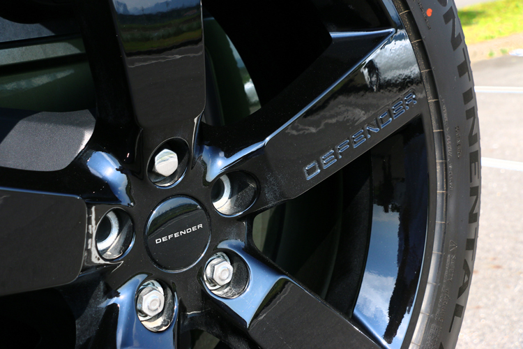 輪圈Logo捨棄Land Rover樣式，改為DEFENDER作為品牌調整後的呈現。