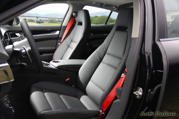 附記憶功能的電動座椅也是在加購套件的清單中,乘坐包覆性不俗。