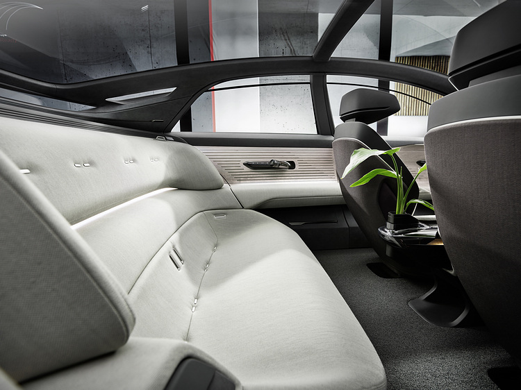 車室採2+2配置，由獨立雙前座搭配雙人座長椅設計組成。