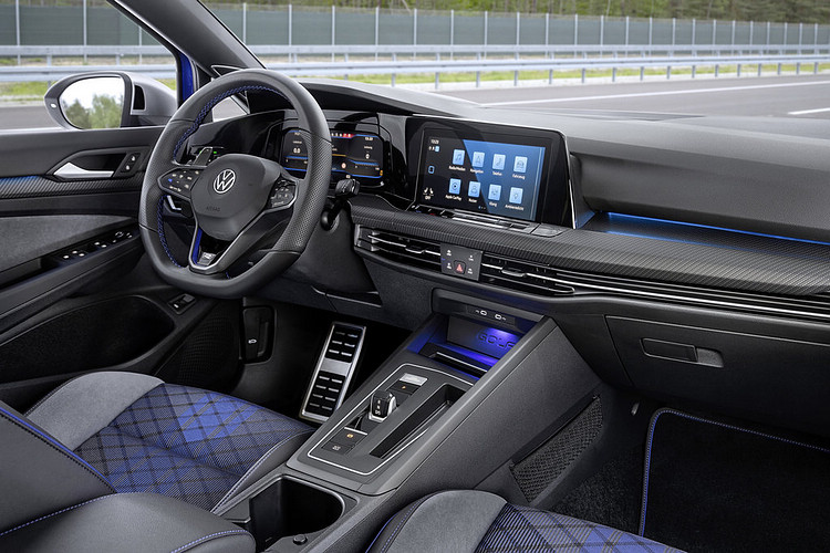 車室充滿濃厚賽車氛圍，包含R專屬運動化真皮多功能觸控方向盤、R專屬碳纖維紋中控台、R專屬Nappa Carbon碳纖維紋真皮跑車型座椅搭配藍色車縫線點綴。