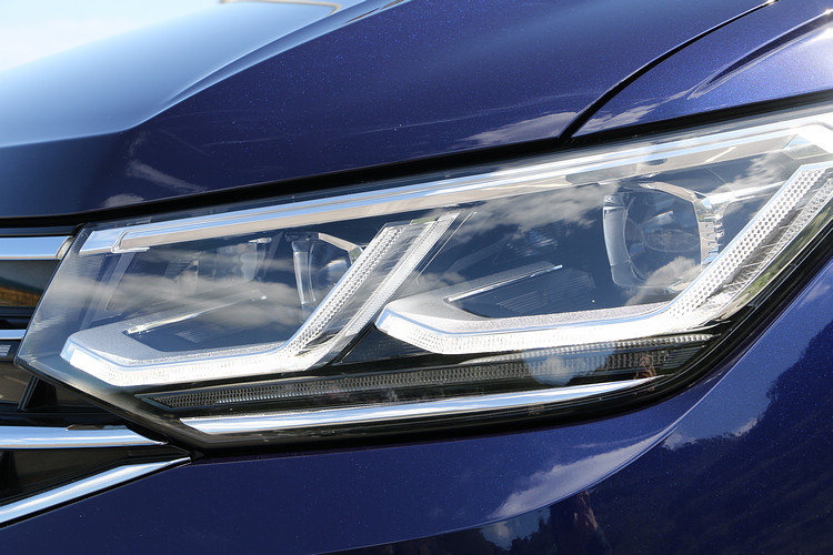 位屬高階設定的Tiguan Allspace，車系全面標配光感應LED Matrix矩陣式頭燈、角落照明燈以及LED日間行車燈。