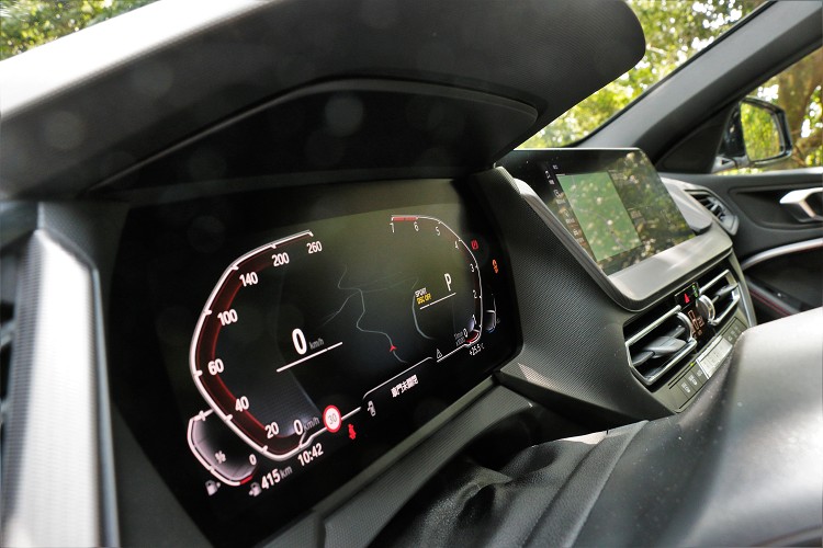儀錶板和中控台建構兩組10.25吋螢幕，營造出車內科技感。