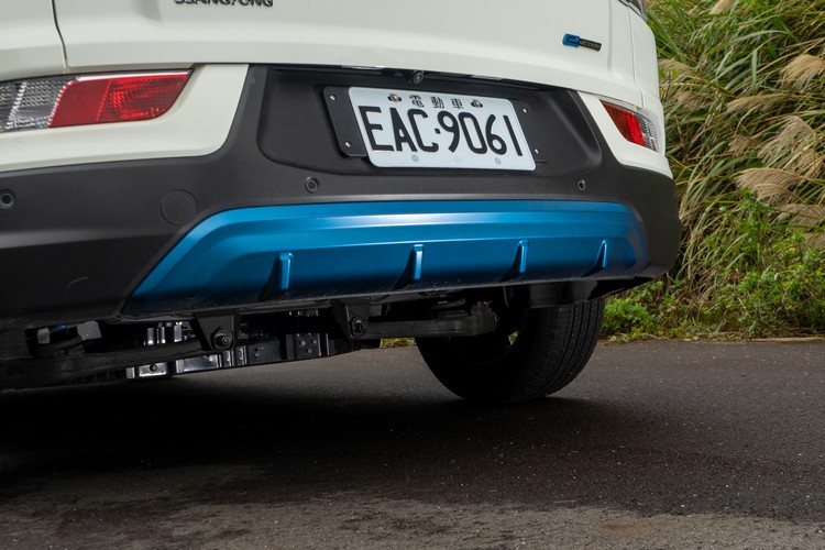 車尾下護板同樣綴以藍色塗裝