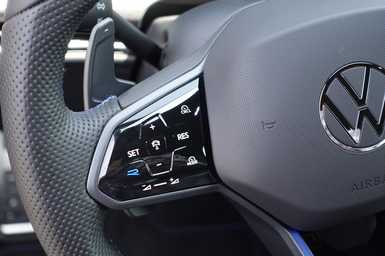 賽道試駕後發現,Golf R方向盤的觸控按鍵在激烈駕駛中非常容易誤觸,特別是右側的加熱按鍵。