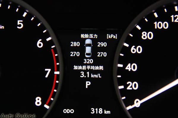 儀表中央資訊顯示幕提供駕駛車輛的相關資訊。