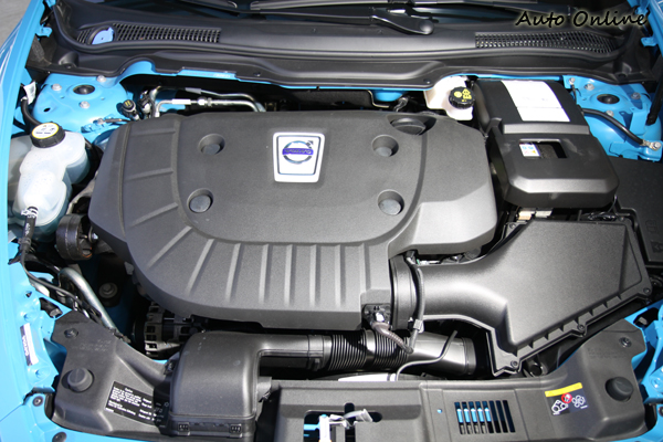 VOLVO現行的D4引擎共有兩種輸出版本,一種是S60/V60 D4所用的163匹,另一款則是C30 D4所用的177匹。據推測即將引進的V40也將會用177匹的D4引擎。