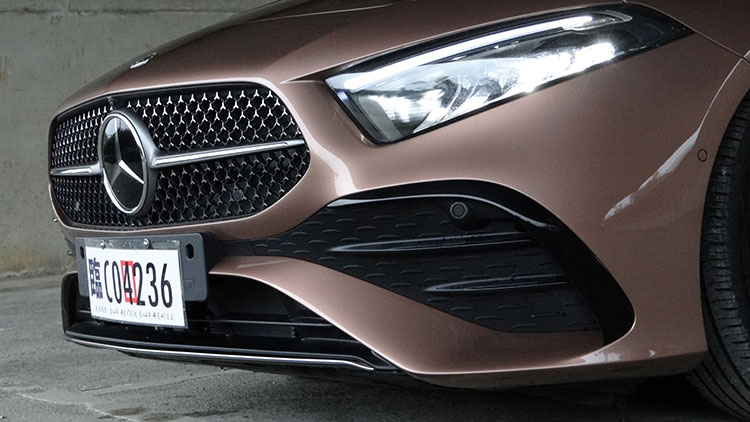 A180標配AMG line設計,前擾流換上賓士最新世代造型。