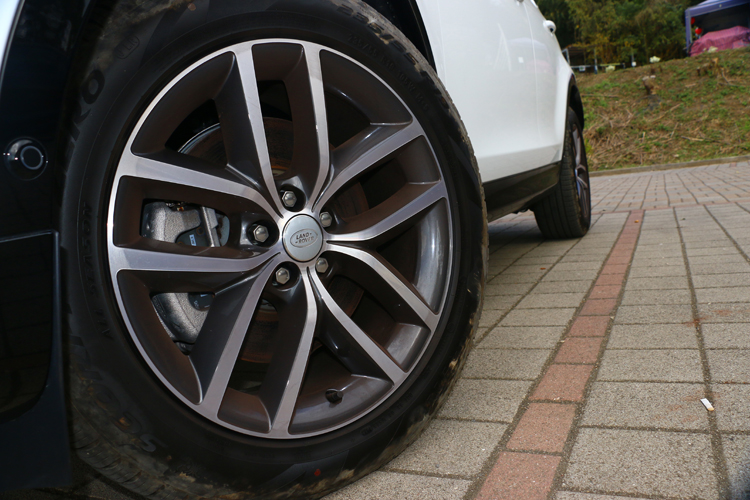 標準配備19吋鋁圈，輪胎規格為235/55R19。
