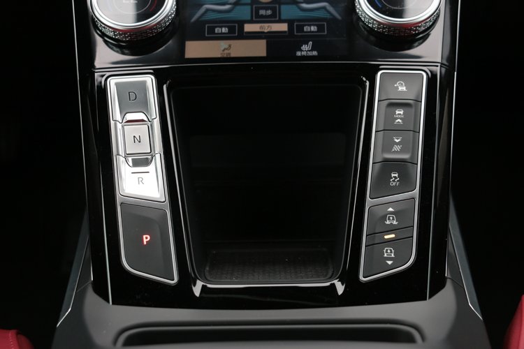 中央鞍座維持實體按鍵，排檔以按鍵方式操作，右邊有氣壓懸吊和行車模式按鍵。