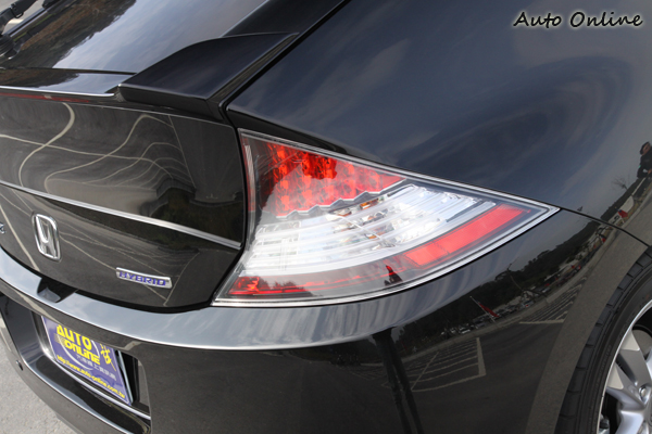 三角造型的尾燈,使用先進環保的LED最為光源,夜晚有很高的辨識度。