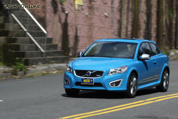 連續彎路中駕駛得更加細膩的控制油門與轉速的維持,不然很有可能被湧現的扭力轉向給嚇到。