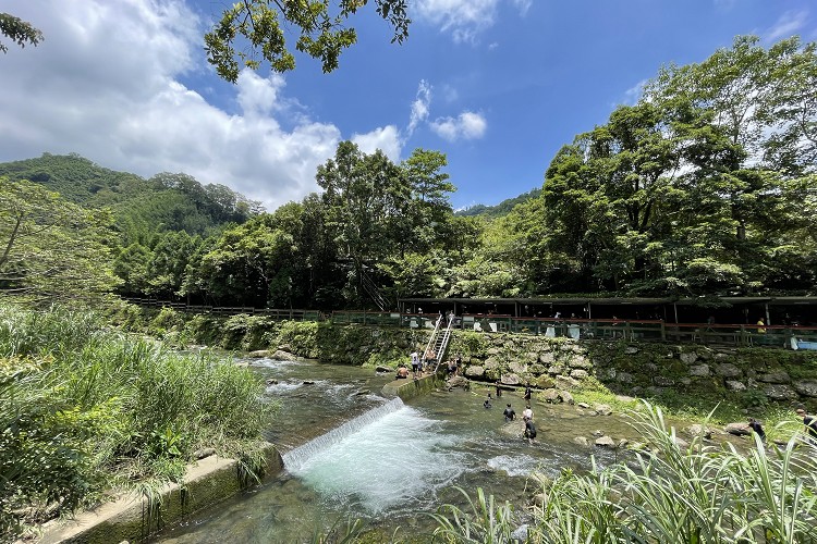 位於新竹縣尖石鄉的水田六四露營區，坐落油羅溪中上游，非常適合炎熱夏天浸泡在溪水中，享受透心涼的暢快。