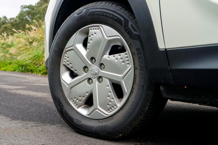 有助於降低風阻的17吋盾麟狀鋁圈