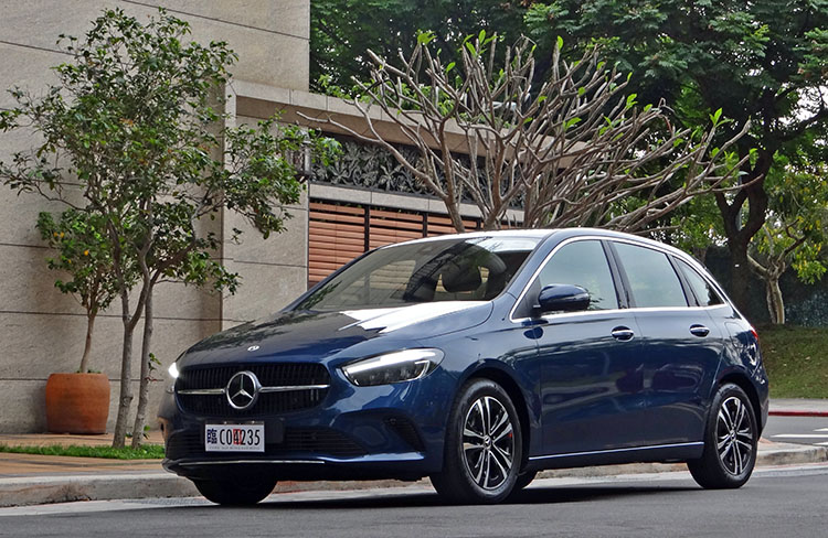 畢竟只是品牌入門產品,無論掀背或轎旅車款都是緊扣都會及實用的原則,外觀設計沒有過多不必要的裝飾。