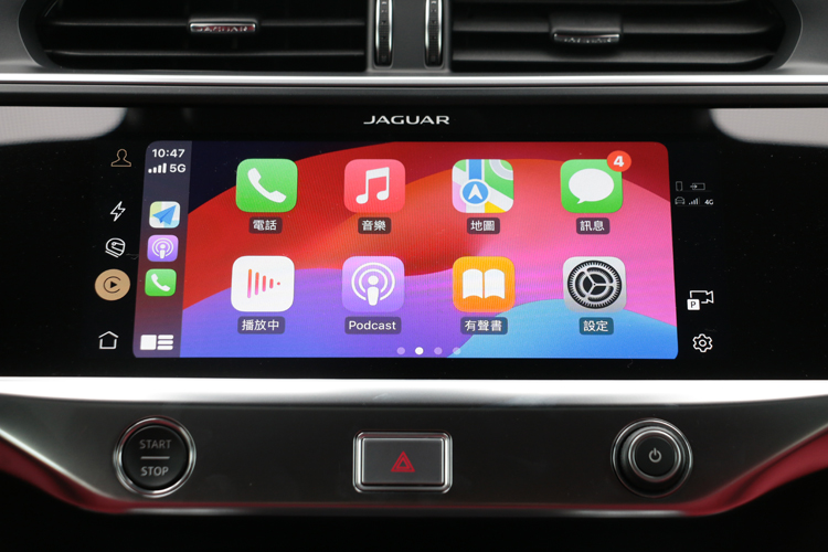 10吋螢幕是控制車內影音系統並支援Apple Carplay娛樂功能。