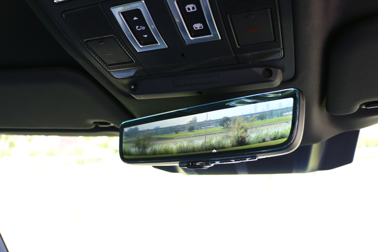 電子後視鏡為全車系標準配備。
