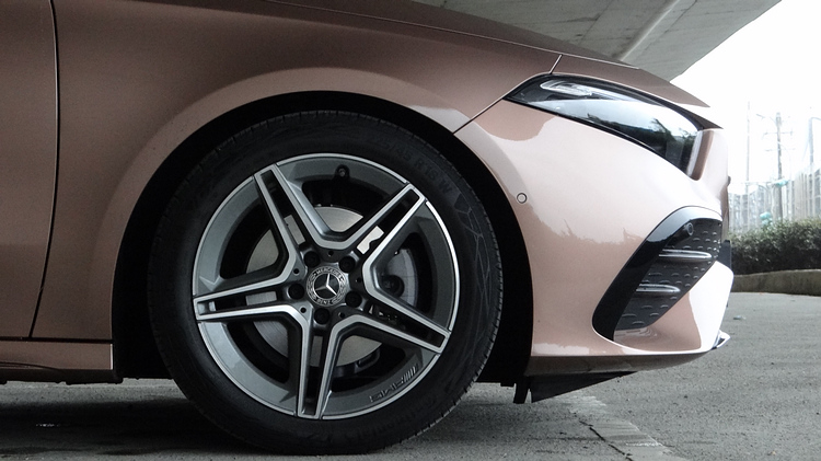 A/B兩車系所配置的輪圈規格、型式以及懸吊系統都有所差異。