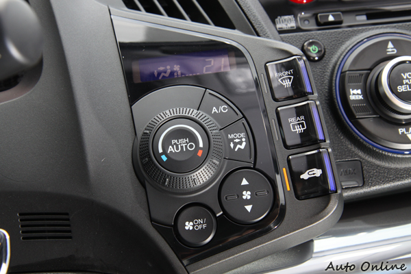 最主要的控制元件都被設置在儀表板左右,右邊為冷氣控制按鍵。