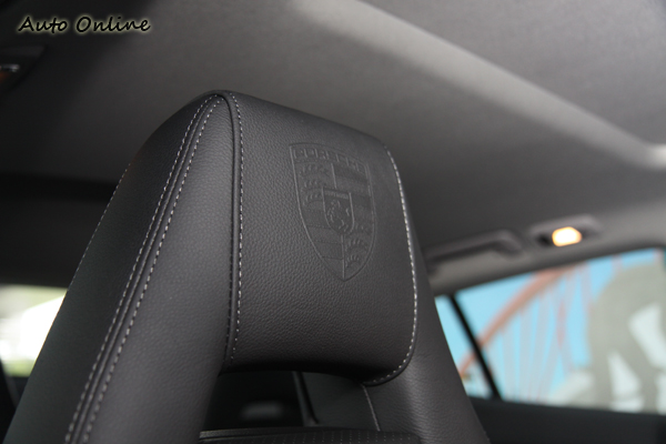 頭枕與中央扶手處都有個盾型廠徽,質感加分。