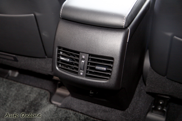 豪華車款必備的後座冷氣出風口,在ES車型上一樣看的到。