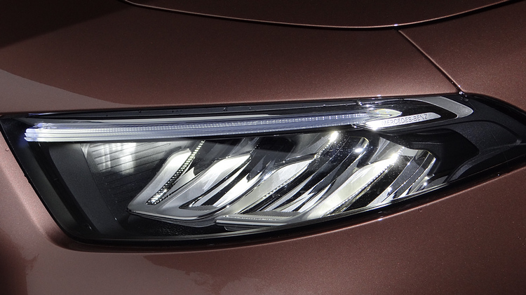 標配LED頭燈附自動調適遠燈輔助,並可選配多光束智慧型LED頭燈系統。