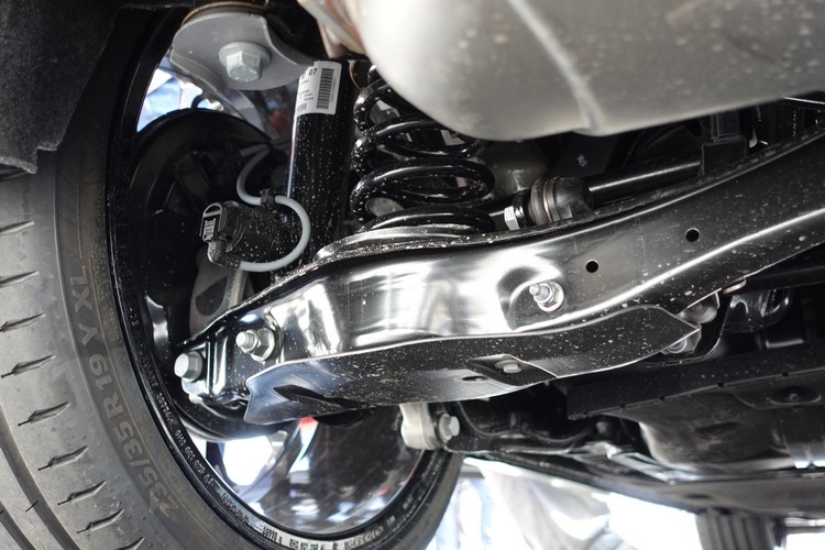 R車款標配輕量化的懸吊、輕量化鋁合金車輪軸承座,以及雙活塞藍色卡鉗,搭配優越的輪胎,提供細膩而犀利的操駕表現。