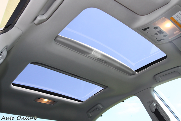 全景式天窗對於350的質感有大幅的加分作用。