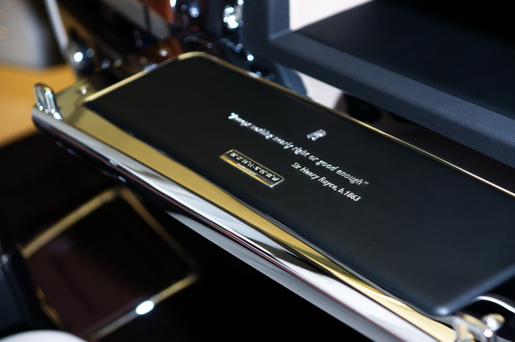 手套箱內板貼有Goodwood工廠座標銘牌與創辦人之一的Henry Royce所說的「Accept nothing nearly right or good enough」