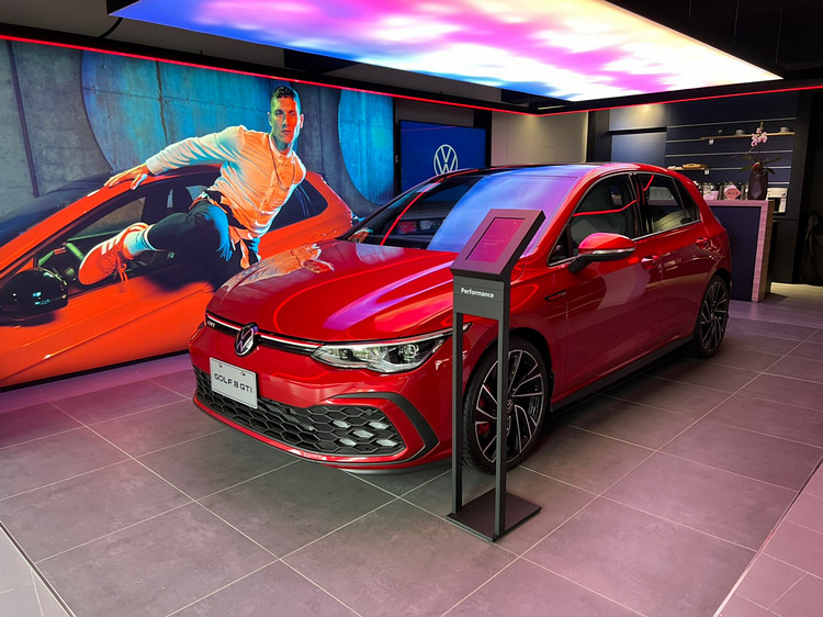 Volkswagen士林展示中心結合都會氣息和質感生活，以更精簡洗鍊的空間和全新車款，帶給消費者優雅的賞車體驗。