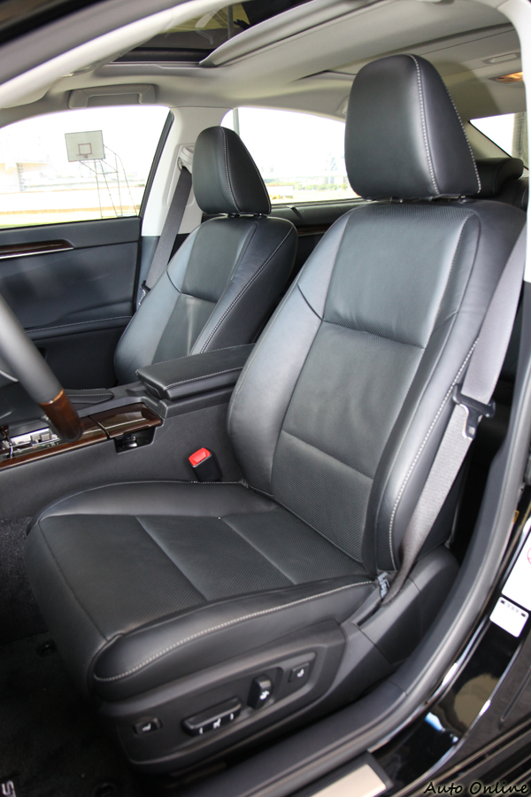 前座的舒適度及可調整的範圍都有所提升,駕駛可以更輕鬆的開車。