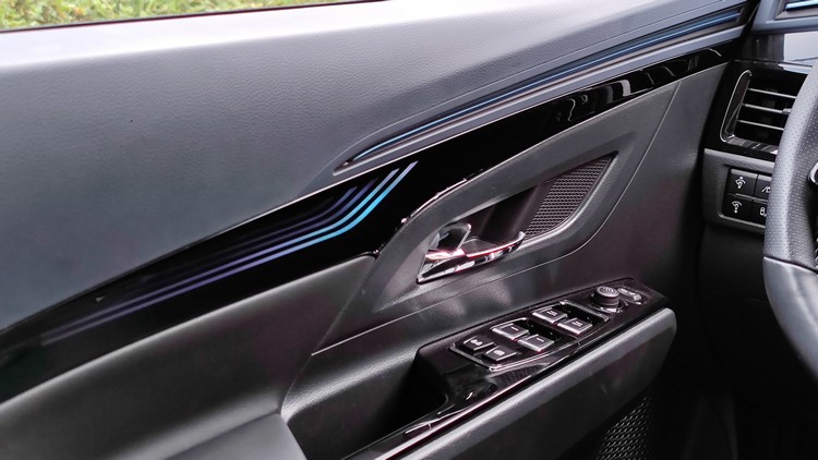 車門與副手座飾板加入反光條設計相當吸睛