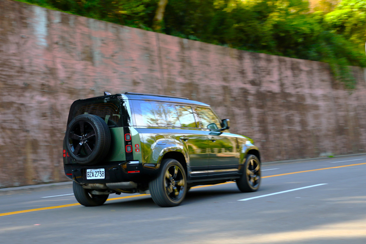 2026 年式 Defender 的改變或許不算劇烈，但每一項升級都相當精準。