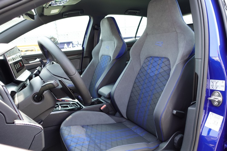 R車款的座椅配置當然也因應性能上的提昇,採用包覆及支撐性更好的設計。