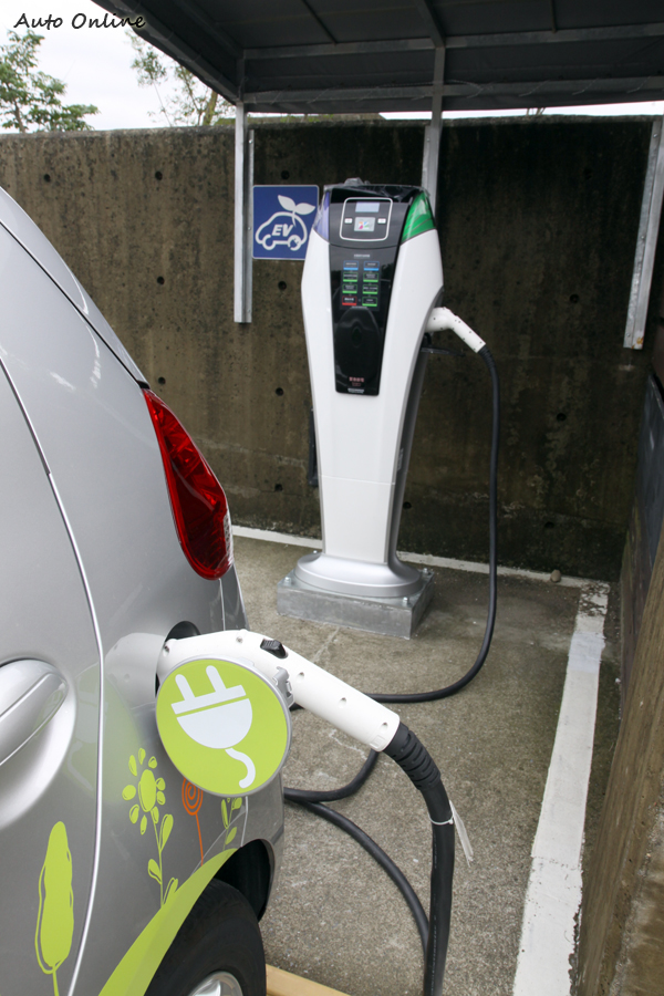 TOBE附給車主的充電線,這條充電線兩邊插頭一樣,沒有分車輛還是充電站端,但重量有點重,女性車主在取用上稍微不方便。