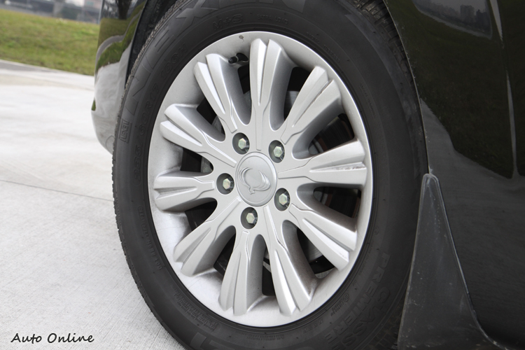 原廠所配的輪圈尺寸為235/60/R17。