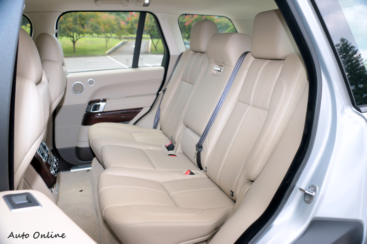 在軸距優勢下,後座有如陸上頭等艙舒適。