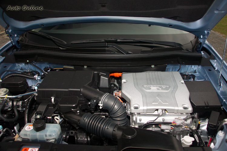 Outlander PHEV的混合動力系統配置方式為，車頭搭載2.0L排氣量代號「4B11」的MIVEC直列四缸引擎。