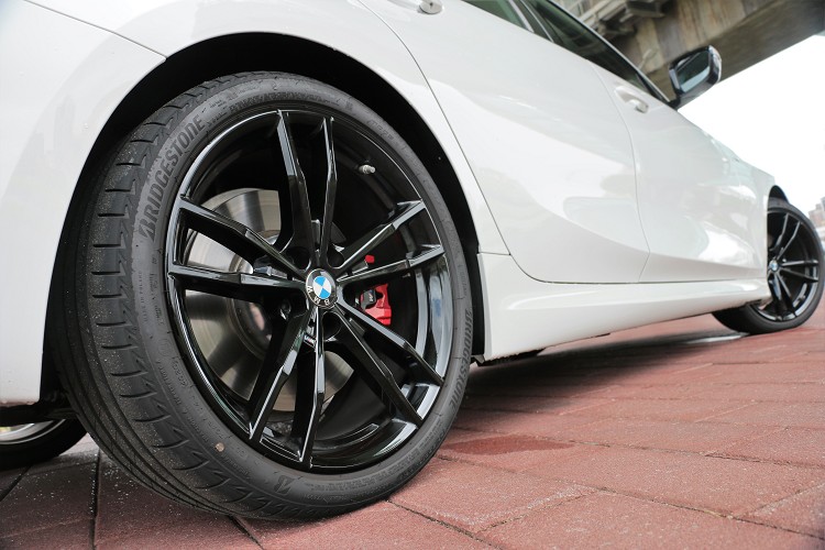 19吋M款專屬雙輻式791 M型黑色輪圈與紅色M款煞車套件都是Midnight Edition專屬。