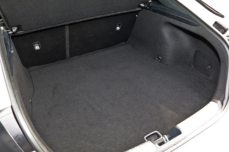 斜背尾門的大開口讓行李空間取放更輕鬆，門檻高度也不會太高。