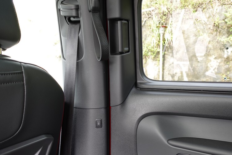 雙側門皆附拉柄及按鈕的電動開關設計。