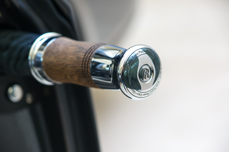 後車門內雨傘傘柄採用橡木材質,傘頭上的刻字也與標準版不同