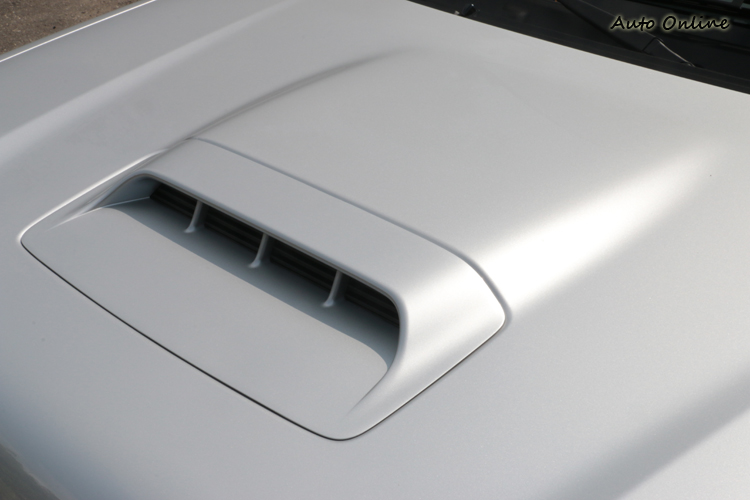 引擎蓋上有突起的進氣口設計,但這單純是好看用的,因為它是自然進氣車款。