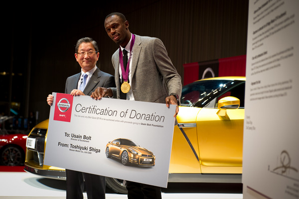日產汽車首席營運長志賀俊之代表捐贈限量版新車給波爾特基金會。