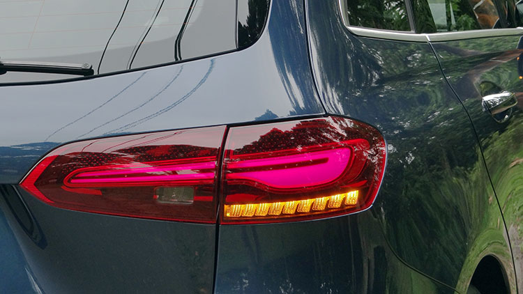 尾燈採用與新世代GLC相同的光條,其中B180燈殼還隱約可見三芒星浮紋。