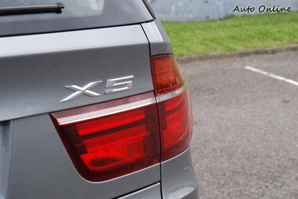 車尾同樣採用紅白配的尾燈，L型的LED光源成為BMW尾燈的家族特色。