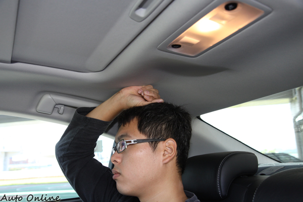 頭部空間稍嫌差了一點,但仍有一顆拳頭空間。