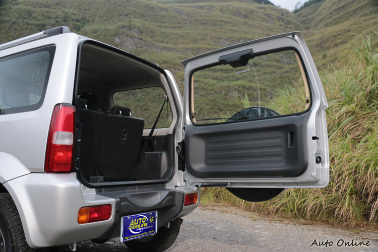 側開式尾門容易受到停車位置限制,屬於比較早期的休旅車設計,現在大多使用上掀式尾門。